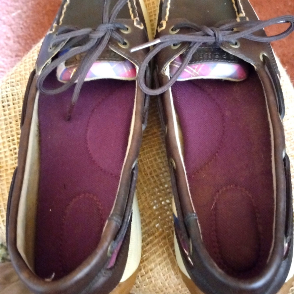 Sperry leather upper/plaid top sides. 8.5M. Really good condition.